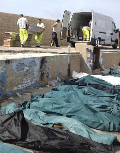 Lampedusa, strage di migranti: oltre cento le vittime. Il Colle: “Cambiare le leggi” Lampedusa, strage di migranti: oltre cento le vittime. Il Colle: “Cambiare le leggi”