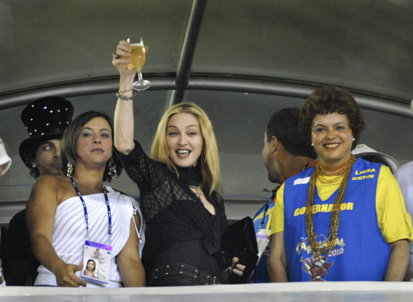 Rivelazione choc di Madonna: “Minacciata con un coltello e violentata a Ny” Rivelazione choc di Madonna: “Minacciata con un coltello e violentata a Ny”