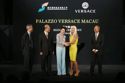 Coca e successo, il film choc sui Versace Coca e successo, il film choc sui Versace