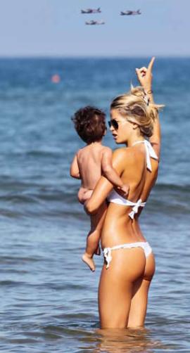 “Rissa” sulla spiaggia tra Melissa Satta ed Elena Santarelli “Rissa” sulla spiaggia tra Melissa Satta ed Elena Santarelli