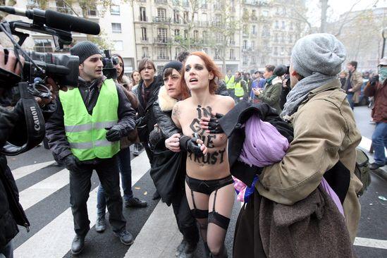 Spagna, le Femen irrompono nel Parlamento Spagna, le Femen irrompono nel Parlamento
