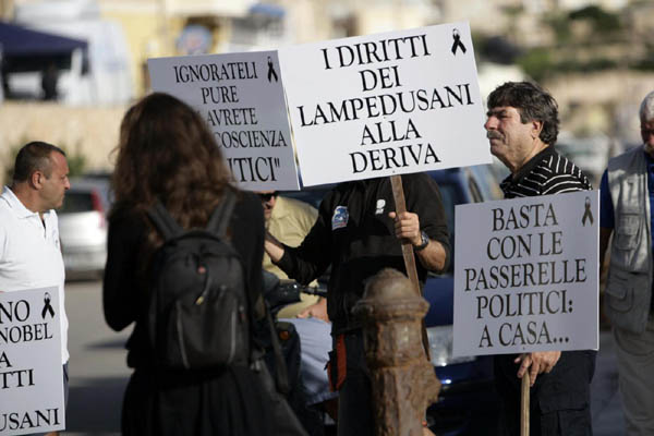 Lampedusa, Letta si inginocchia davanti alle bare Lampedusa, Letta si inginocchia davanti alle bare