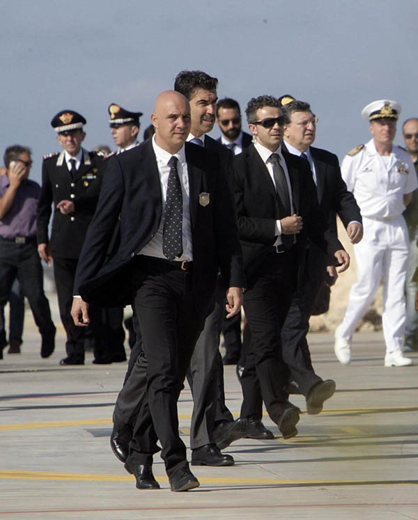 Lampedusa, Letta si inginocchia davanti alle bare Lampedusa, Letta si inginocchia davanti alle bare