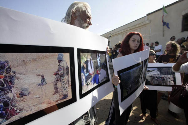 Lampedusa, Letta si inginocchia davanti alle bare Lampedusa, Letta si inginocchia davanti alle bare