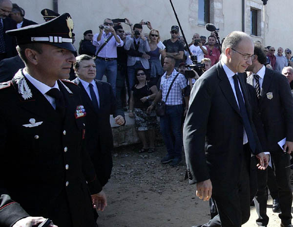 Lampedusa, Letta si inginocchia davanti alle bare Lampedusa, Letta si inginocchia davanti alle bare