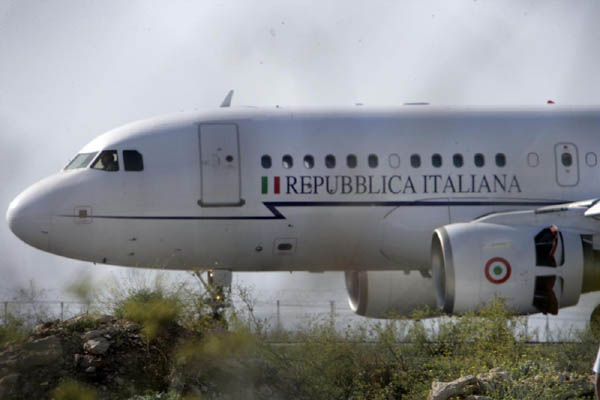 Lampedusa, Letta si inginocchia davanti alle bare Lampedusa, Letta si inginocchia davanti alle bare