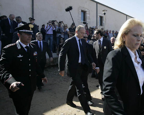 Lampedusa, Letta si inginocchia davanti alle bare Lampedusa, Letta si inginocchia davanti alle bare
