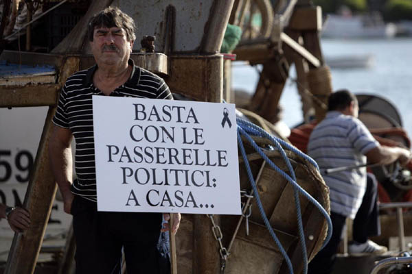 Lampedusa, Letta si inginocchia davanti alle bare Lampedusa, Letta si inginocchia davanti alle bare