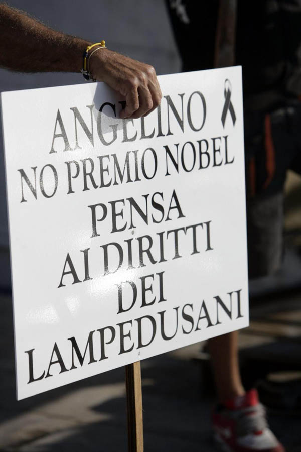 Lampedusa, Letta si inginocchia davanti alle bare Lampedusa, Letta si inginocchia davanti alle bare