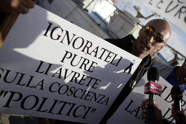 Lampedusa, Letta si inginocchia davanti alle bare Lampedusa, Letta si inginocchia davanti alle bare