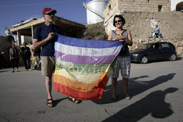 Lampedusa, Letta si inginocchia davanti alle bare Lampedusa, Letta si inginocchia davanti alle bare