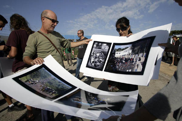 Lampedusa, Letta si inginocchia davanti alle bare Lampedusa, Letta si inginocchia davanti alle bare