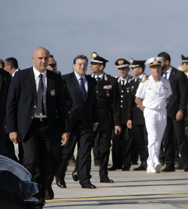 Lampedusa, Letta si inginocchia davanti alle bare Lampedusa, Letta si inginocchia davanti alle bare