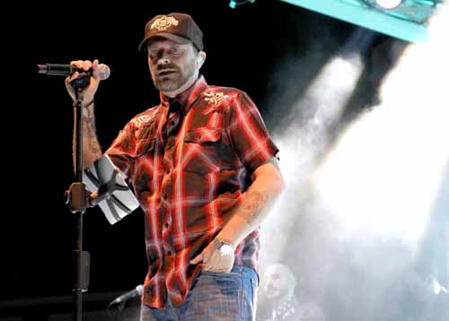 L’autobiografia di Max Pezzali: “Io ‘sdoganato’ dagli intellettuali pur restando me stesso. So di non essere un fenomeno, ma sono sempre stato onesto” L’autobiografia di Max Pezzali: “Io ‘sdoganato’ dagli intellettuali pur restando me stesso. So di non essere un fenomeno, ma sono sempre stato onesto”