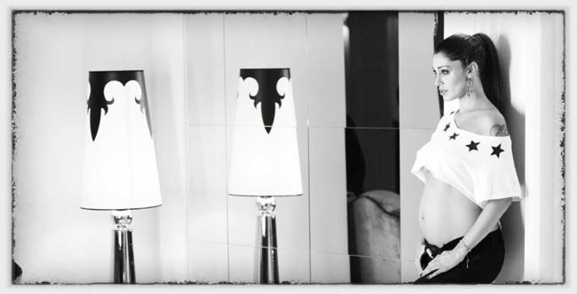 Belen lascia Stefano a casa: festa e balli bollenti senza il marito