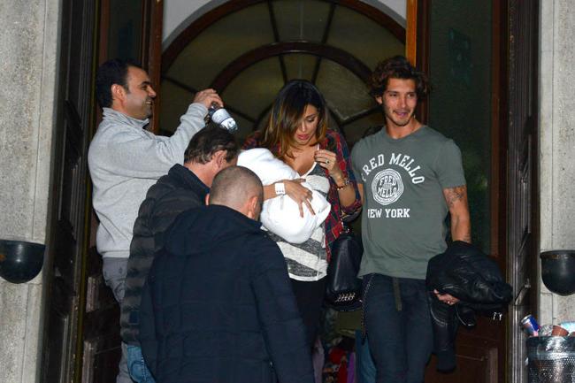 Belen lascia Stefano a casa: festa e balli bollenti senza il marito