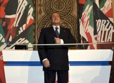 Il Cavaliere congela Forza Italia. Ma niente congresso e primarie
