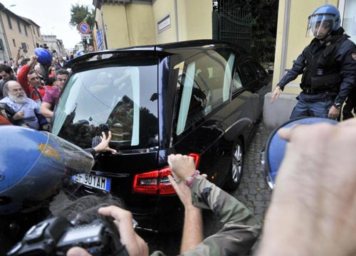 Priebke, funerali ad alta tensione. Calci e pugni contro il carro funebre