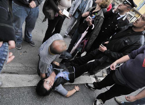 Priebke, funerali ad alta tensione. Calci e pugni contro il carro funebre