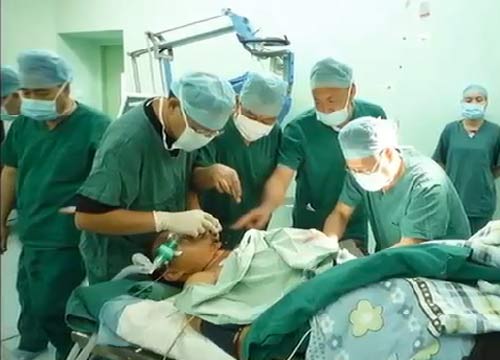 Sette barre di metallo nel collo. Imprenditore vivo per miracolo