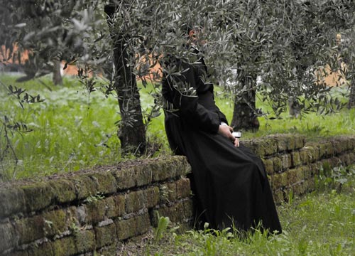 Scoppia la guerra nel nome di Priebke. Scontri con i “Nazi”: caos funerali Scoppia la guerra nel nome di Priebke. Scontri con i “Nazi”: caos funerali