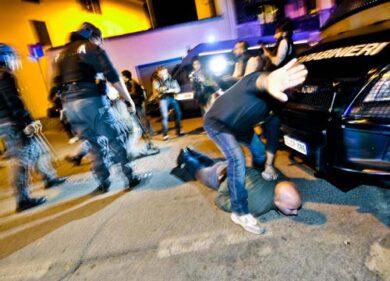 Scoppia la guerra nel nome di Priebke. Scontri con i “Nazi”: caos funerali