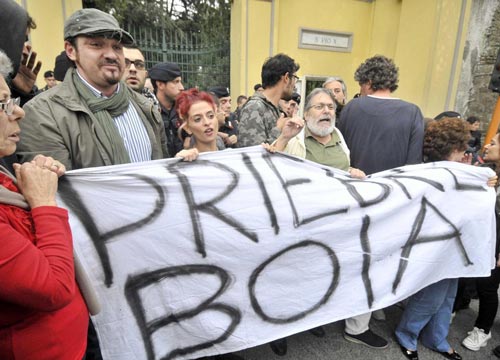 “Hanno rapito la salma di Priebke”. E’ giallo sul destino del boia nazista “Hanno rapito la salma di Priebke”. E’ giallo sul destino del boia nazista