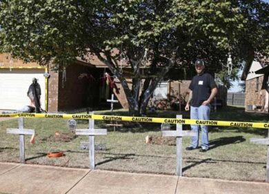 Macabro Halloween, cadaveri e sangue nel giardino di casa