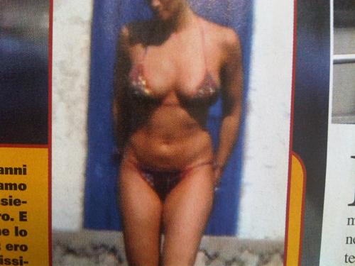 Manuela Arcuri mostra il pancino Manuela Arcuri mostra il pancino