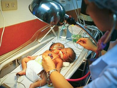 Cina: con una lama nel cranio fa la fila in ospedale