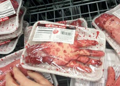 Halloween macabro. Mani umane al banco macelleria