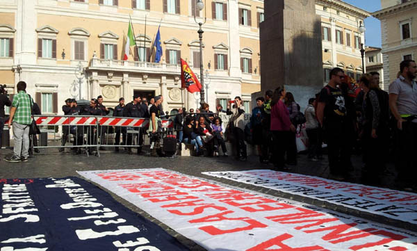Via del Tritone sotto assedio. In piazza per la casa: è caos Via del Tritone sotto assedio. In piazza per la casa: è caos