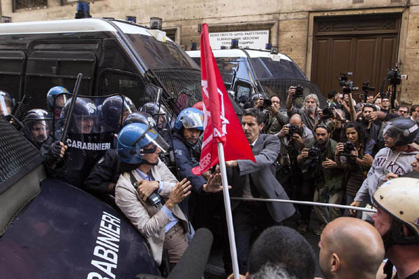 Via del Tritone sotto assedio. In piazza per la casa: è caos Via del Tritone sotto assedio. In piazza per la casa: è caos