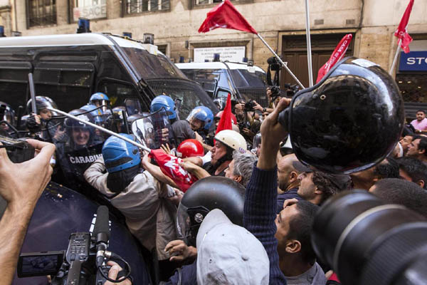 Via del Tritone sotto assedio. In piazza per la casa: è caos Via del Tritone sotto assedio. In piazza per la casa: è caos