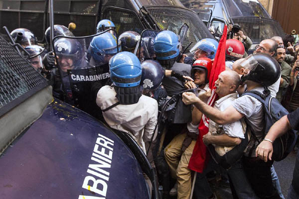 Via del Tritone sotto assedio. In piazza per la casa: è caos Via del Tritone sotto assedio. In piazza per la casa: è caos