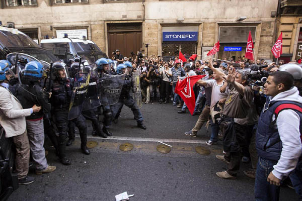 Via del Tritone sotto assedio. In piazza per la casa: è caos Via del Tritone sotto assedio. In piazza per la casa: è caos