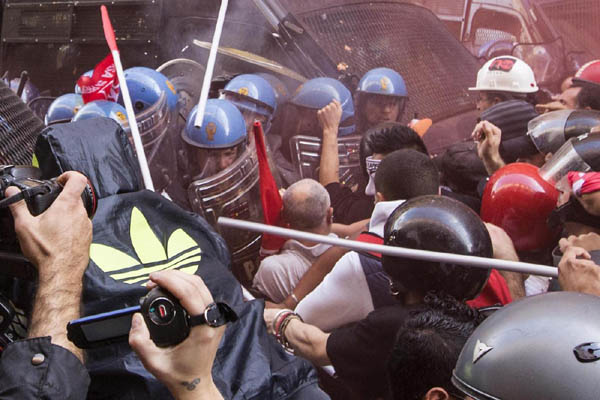 Via del Tritone sotto assedio. In piazza per la casa: è caos Via del Tritone sotto assedio. In piazza per la casa: è caos