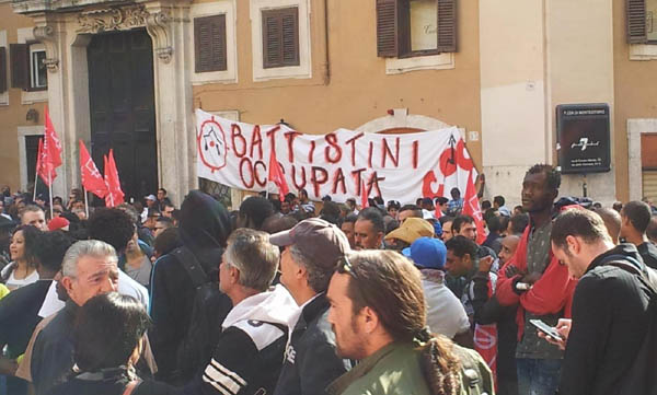 Via del Tritone sotto assedio. In piazza per la casa: è caos Via del Tritone sotto assedio. In piazza per la casa: è caos