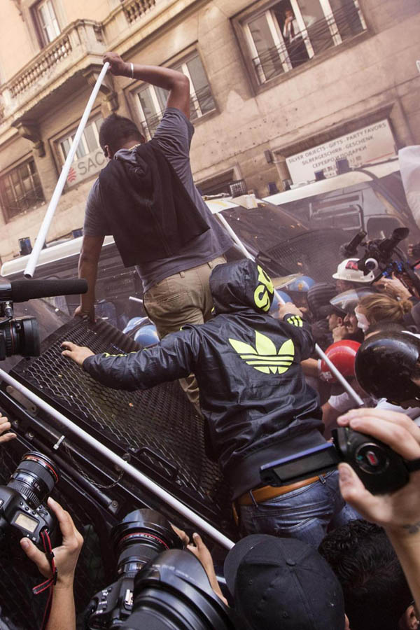 Via del Tritone sotto assedio. In piazza per la casa: è caos Via del Tritone sotto assedio. In piazza per la casa: è caos