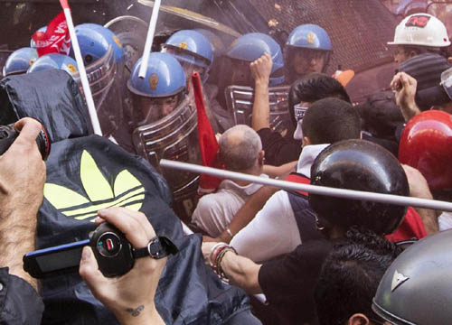 Via del Tritone sotto assedio. In piazza per la casa: è caos Via del Tritone sotto assedio. In piazza per la casa: è caos