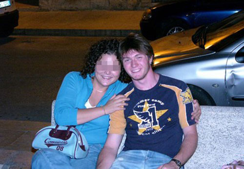 Raffaele Sollecito sulla tomba di Meredith Kercher Raffaele Sollecito sulla tomba di Meredith Kercher