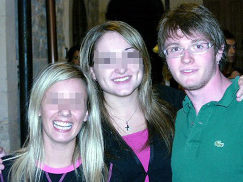 Raffaele Sollecito sulla tomba di Meredith Kercher Raffaele Sollecito sulla tomba di Meredith Kercher