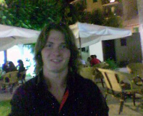 Raffaele Sollecito sulla tomba di Meredith Kercher Raffaele Sollecito sulla tomba di Meredith Kercher