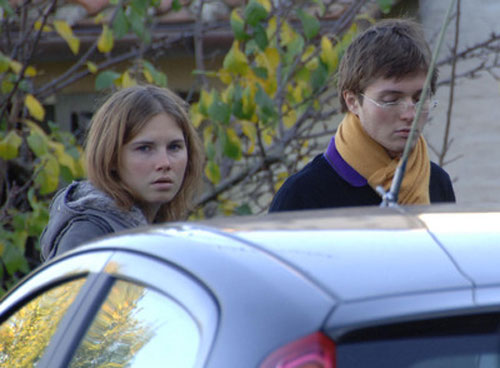 Raffaele Sollecito sulla tomba di Meredith Kercher Raffaele Sollecito sulla tomba di Meredith Kercher