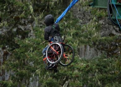 Bungee jumping in sedia a rotelle. FOTO