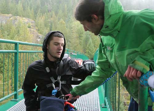 Bungee jumping in sedia a rotelle. FOTO Bungee jumping in sedia a rotelle. FOTO