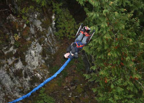 Bungee jumping in sedia a rotelle. FOTO Bungee jumping in sedia a rotelle. FOTO