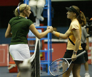 Hingis si difende in tribunale. L’ex marito: “Mi picchiava” Hingis si difende in tribunale. L’ex marito: “Mi picchiava”