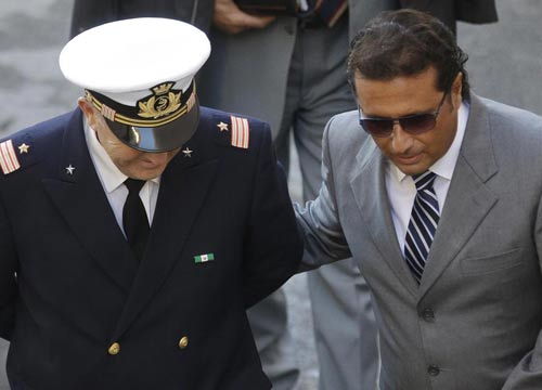 Schettino-Domnica, il racconto hot: “Sesso all’alba sulla Concordia” Schettino-Domnica, il racconto hot: “Sesso all’alba sulla Concordia”