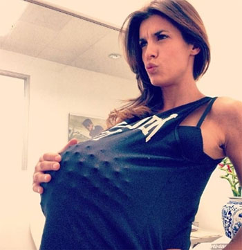 Svolta feticista per Elisabetta Canalis: mette i piedi in bocca all’amica Svolta feticista per Elisabetta Canalis: mette i piedi in bocca all’amica